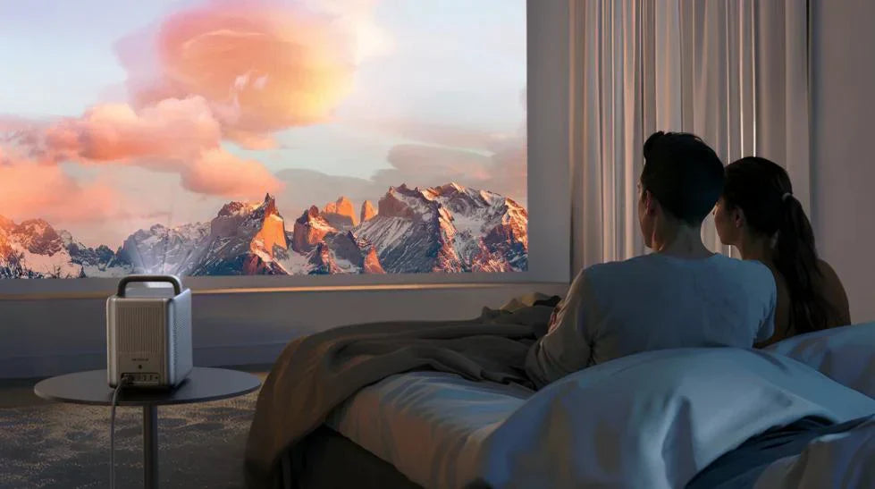 Ein Paar schaut mit einem Nebula-Projektor einen Film