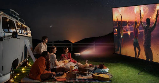 Film im Freien mit Nebula-Projektor ansehen